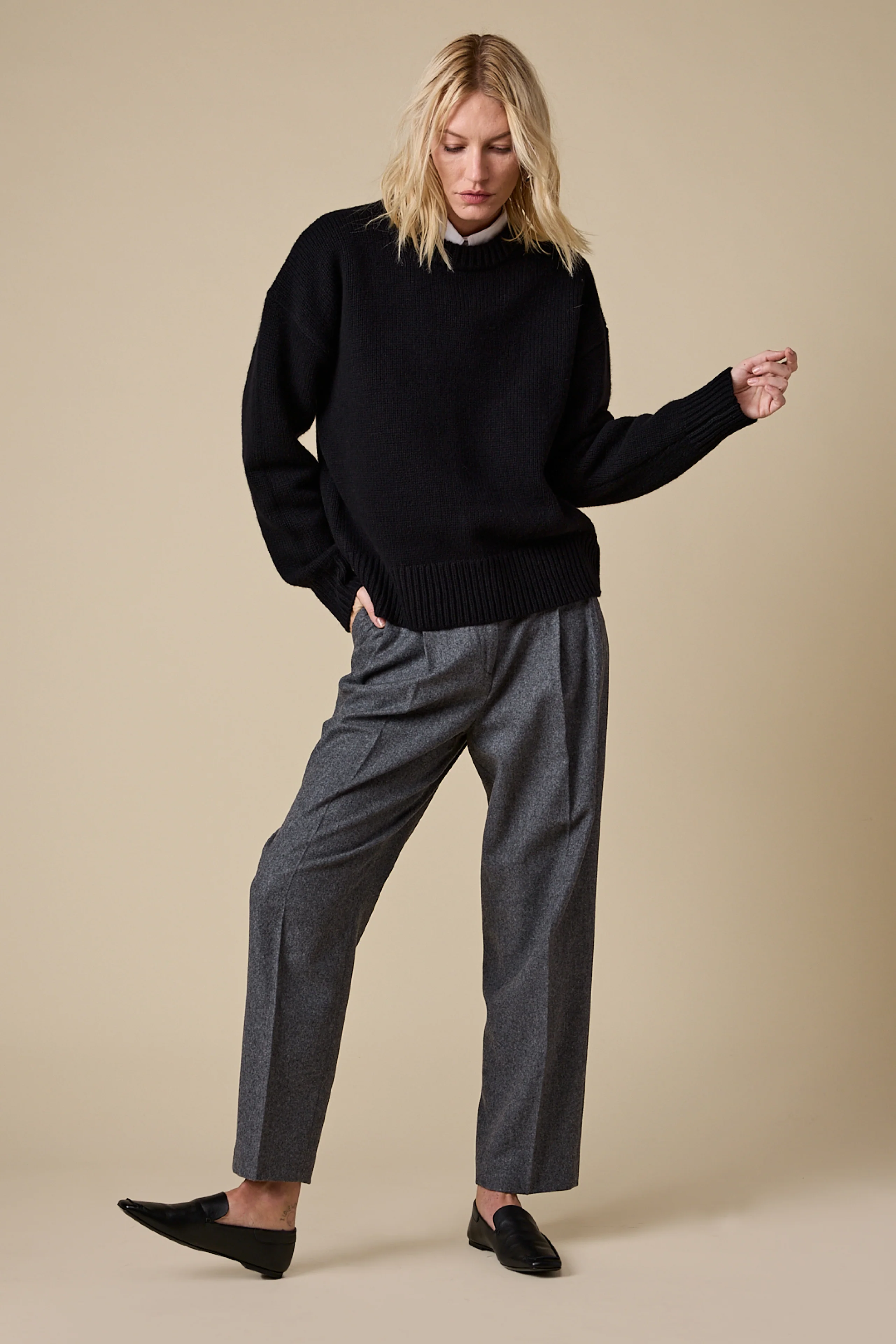 The Cashmere Signature Crew in Black - Image 4