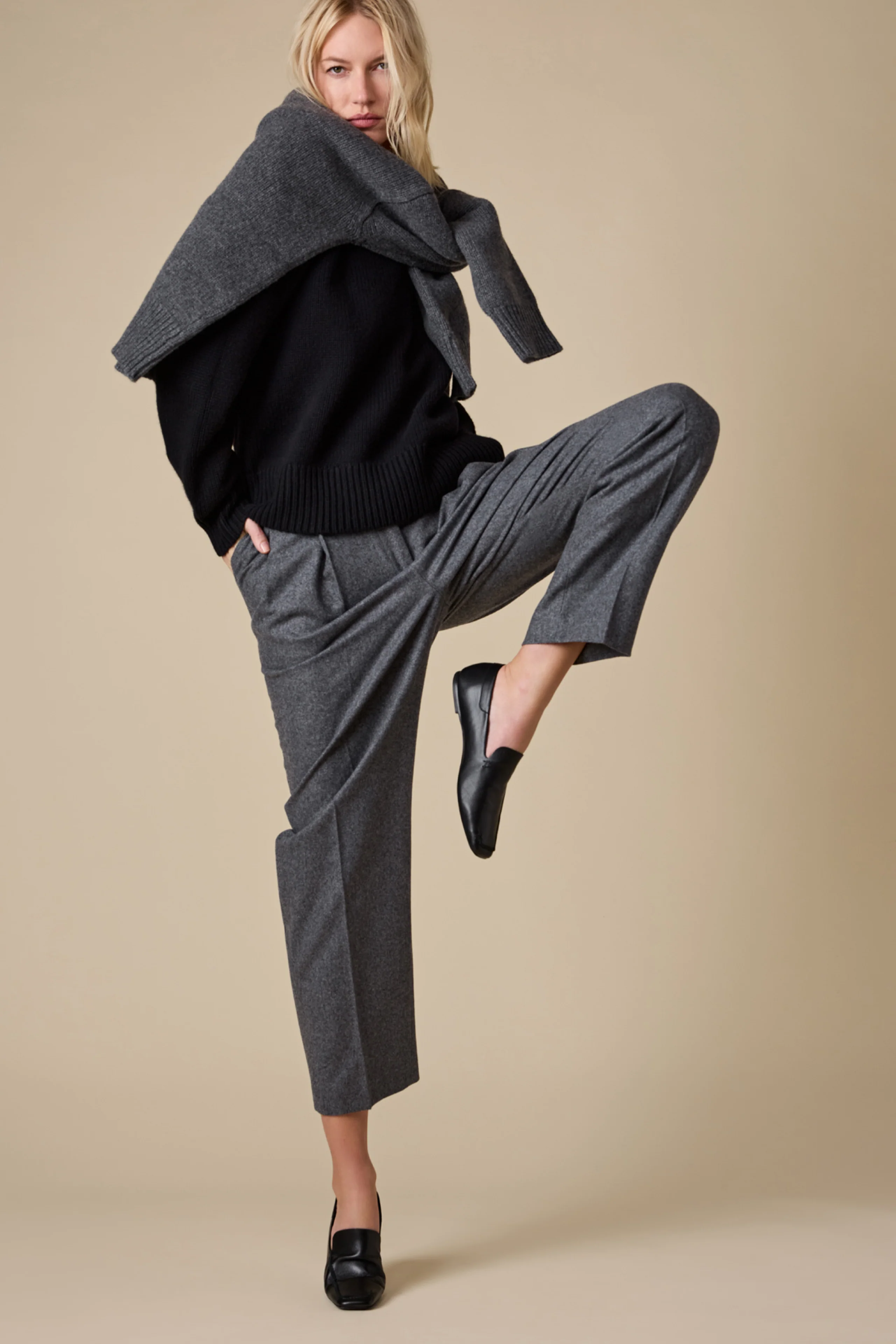 The Cashmere Signature Crew in Black - Image 6