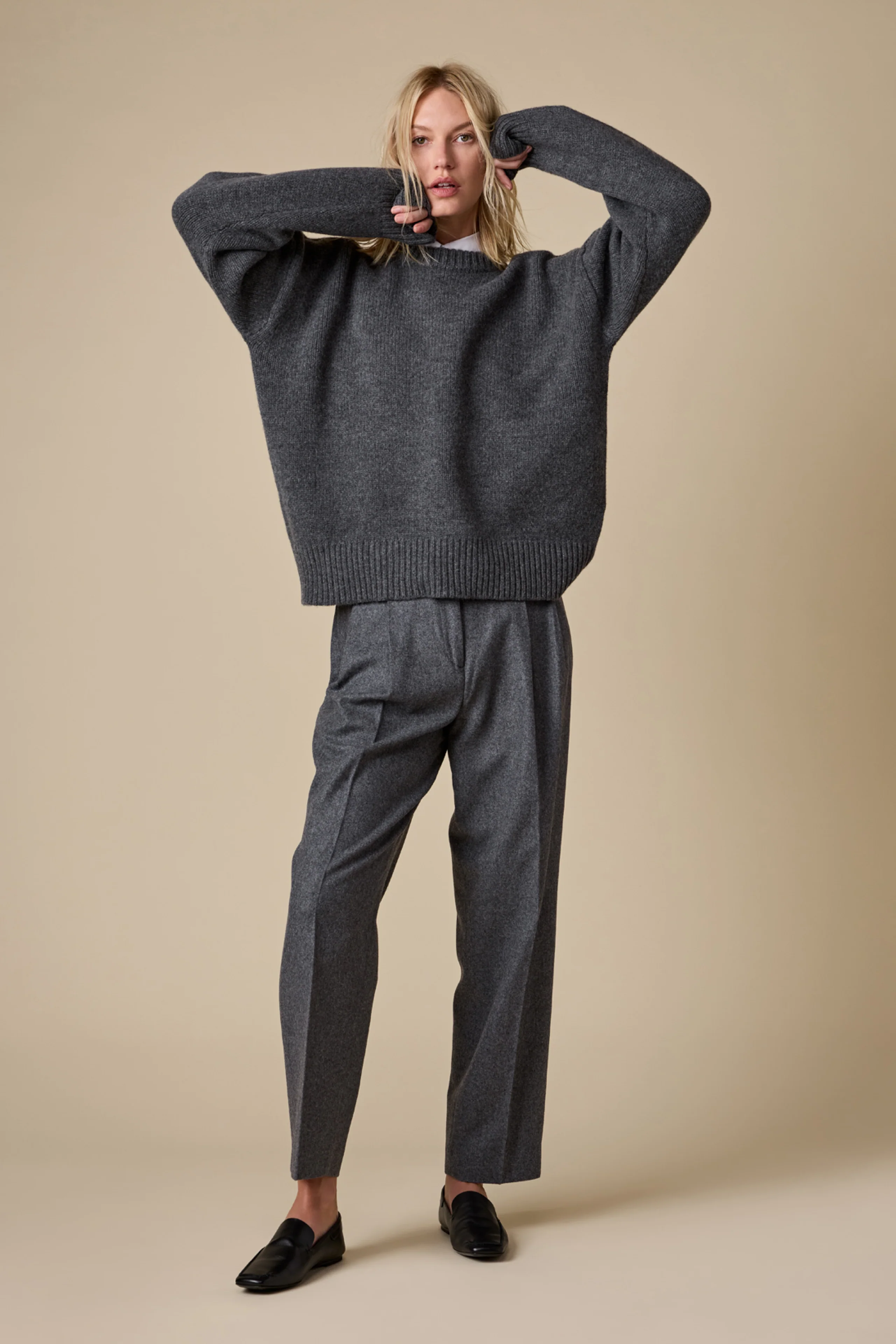 The Cashmere Signature Crew in Charcoal - Image 4