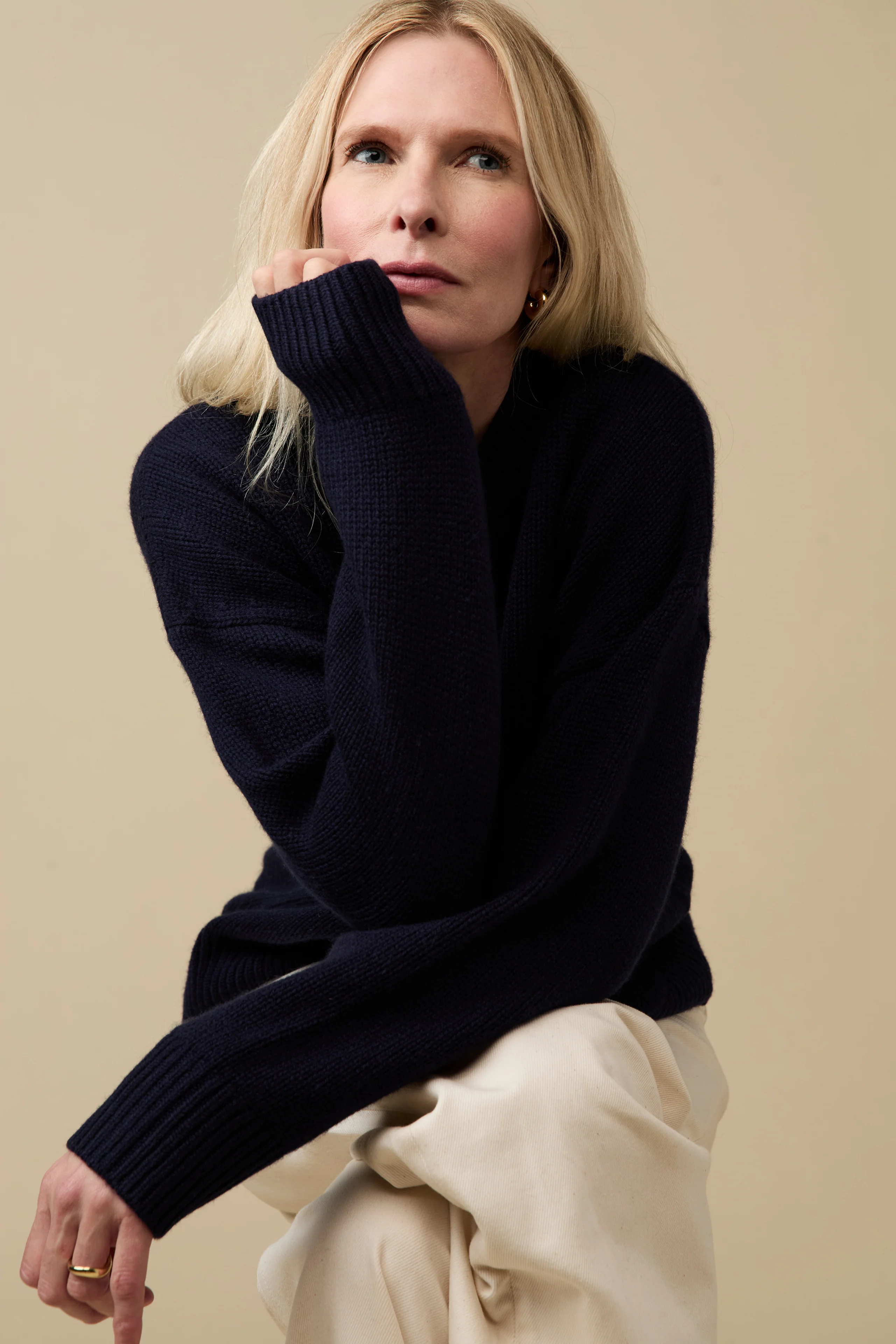 The Cashmere Signature Crew in Navy - Image 6