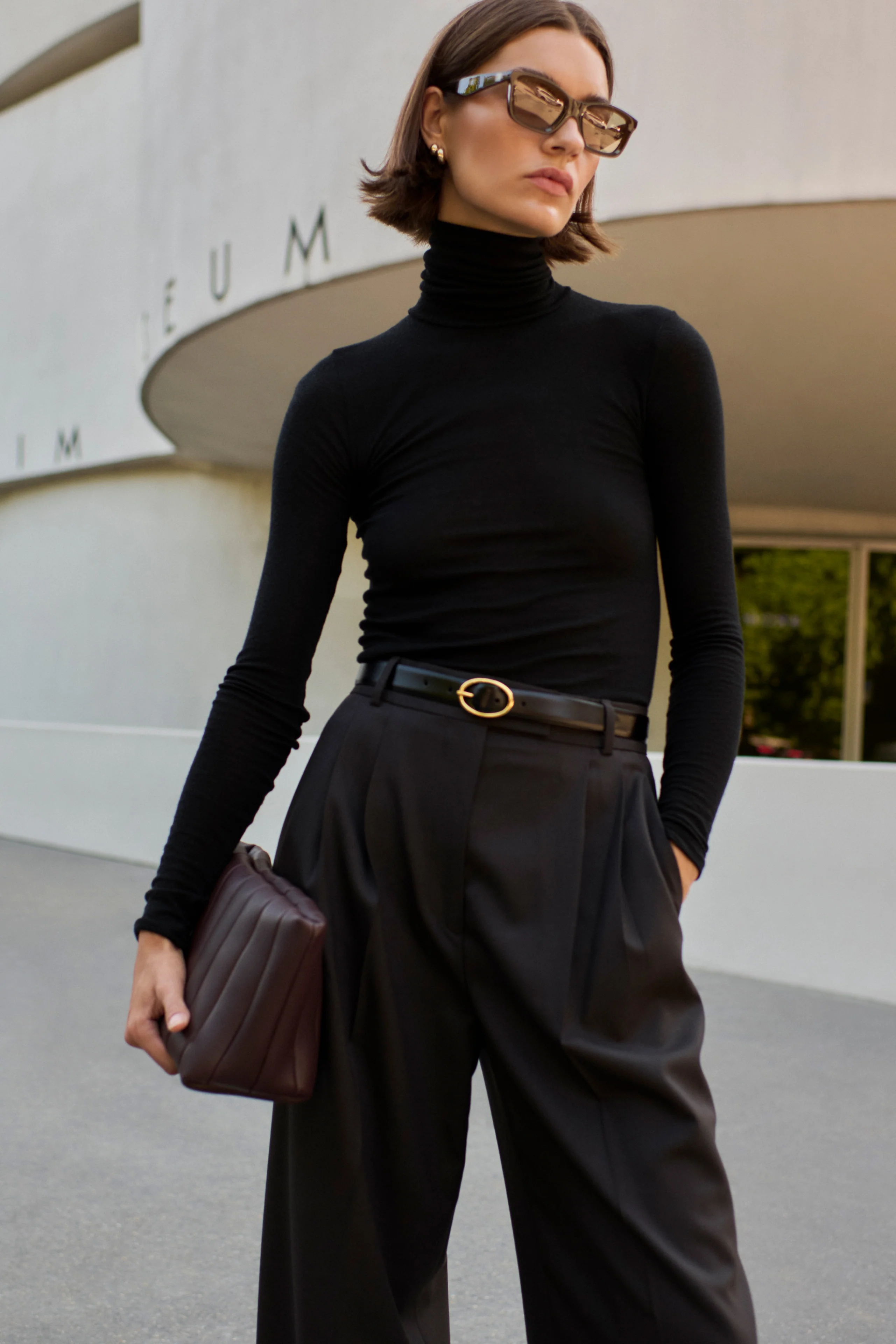 The Cashmere Turtleneck in Black - Image 5