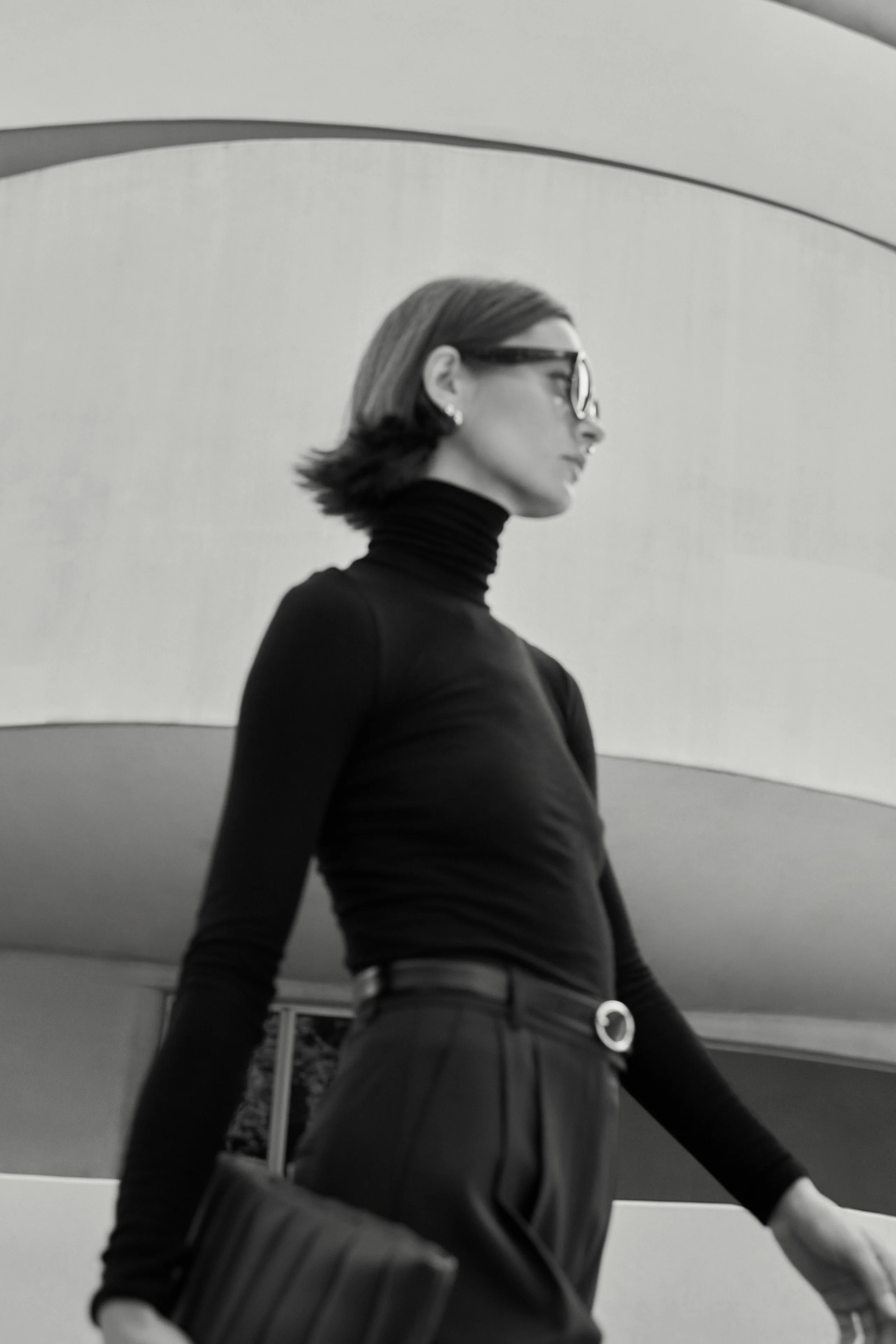 The Cashmere Turtleneck in Black - Image 6