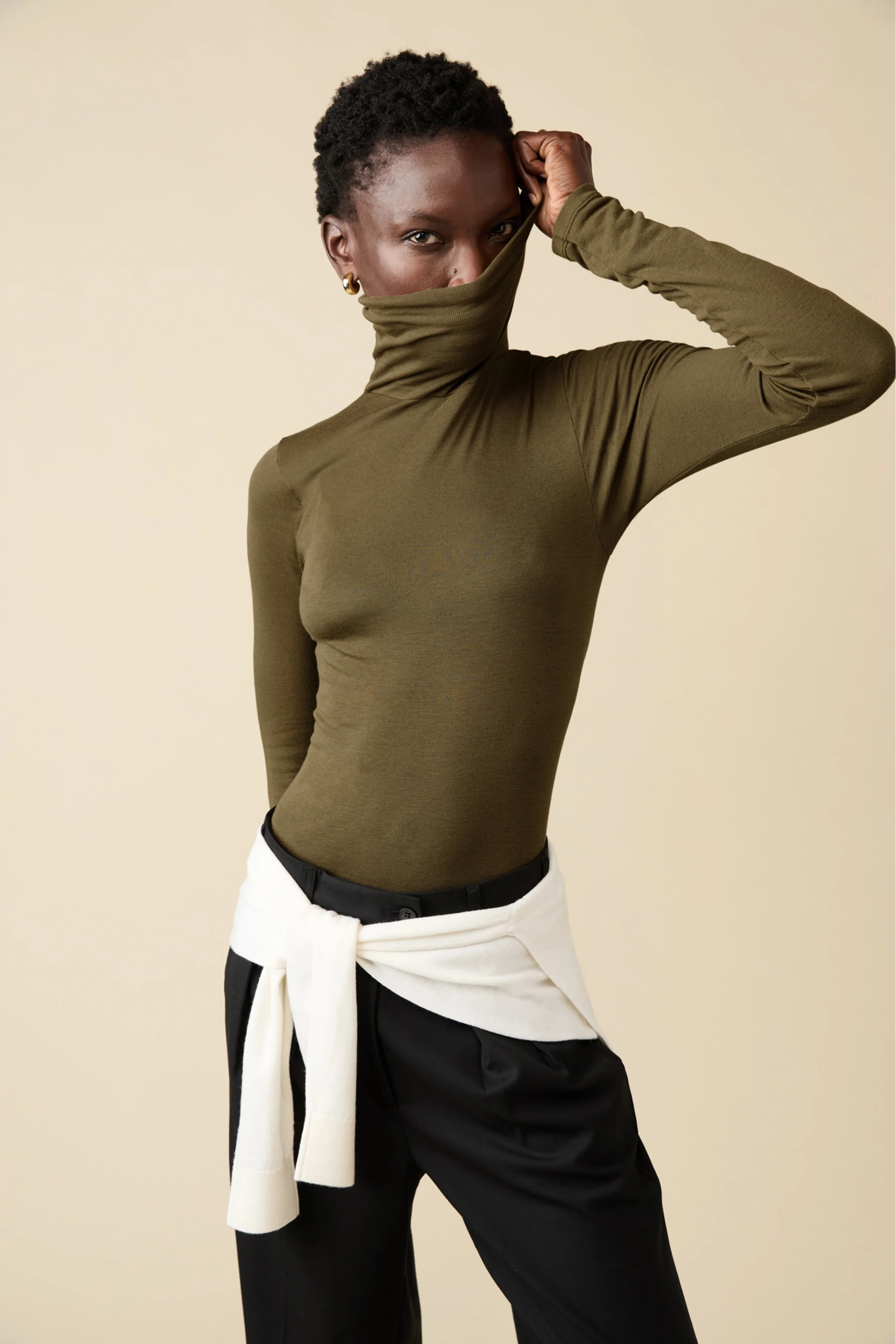 The Cashmere Turtleneck in Olive - Image 3