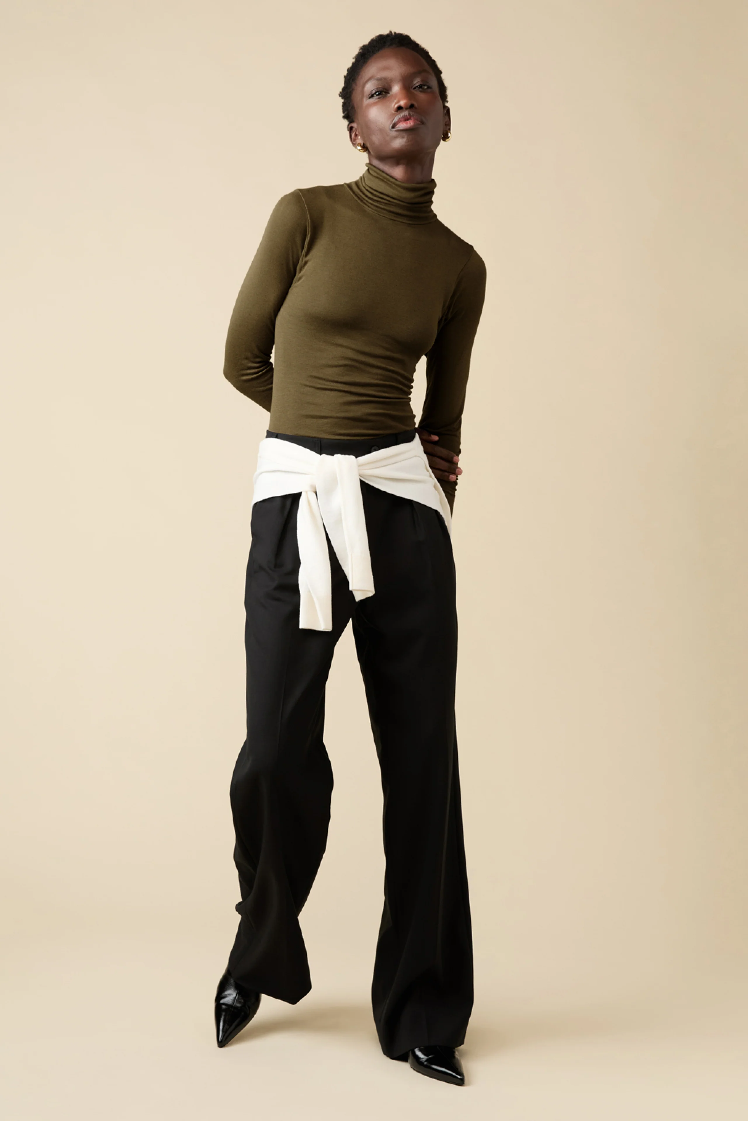 The Cashmere Turtleneck in Olive - Image 4