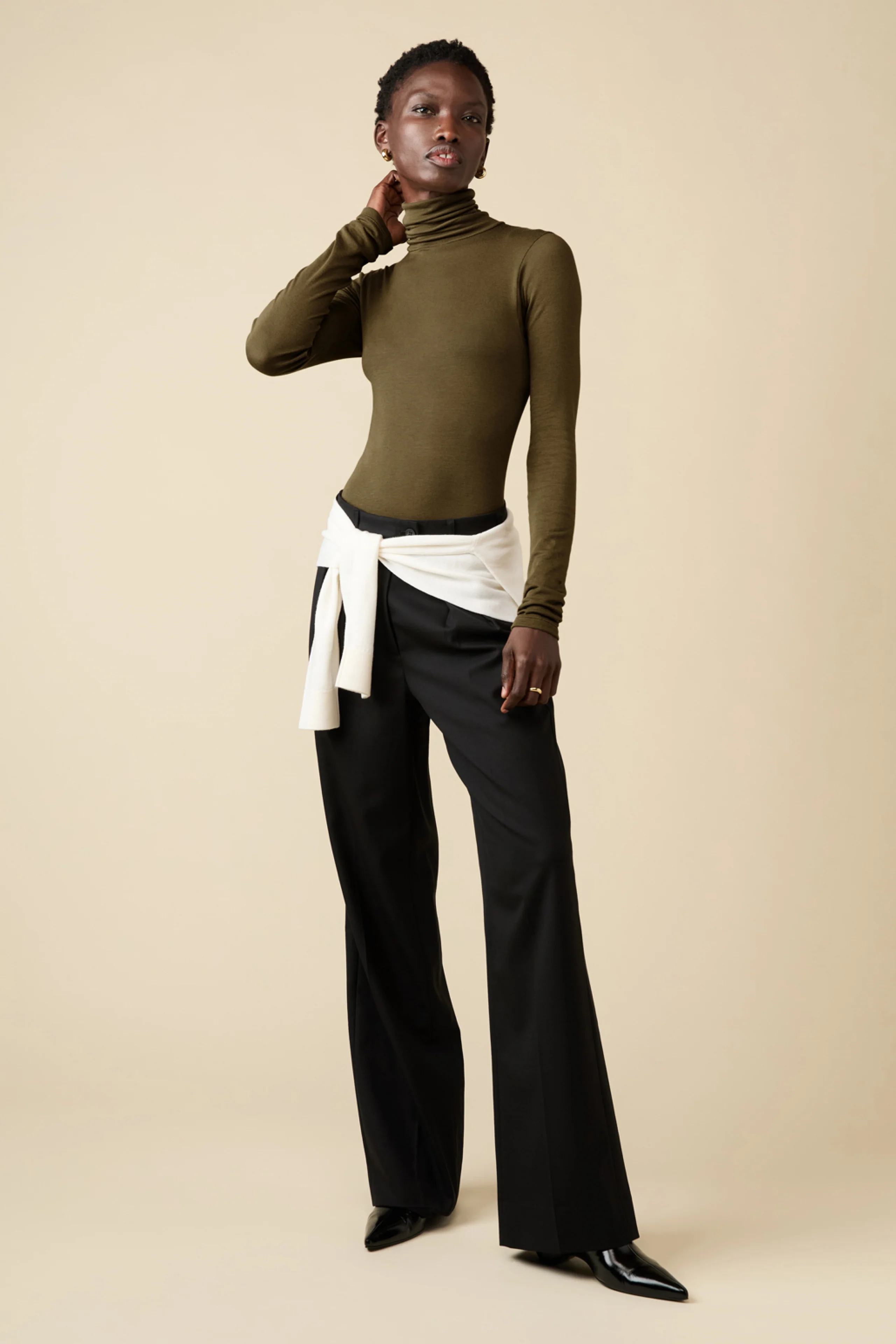 The Cashmere Turtleneck in Olive - Image 5