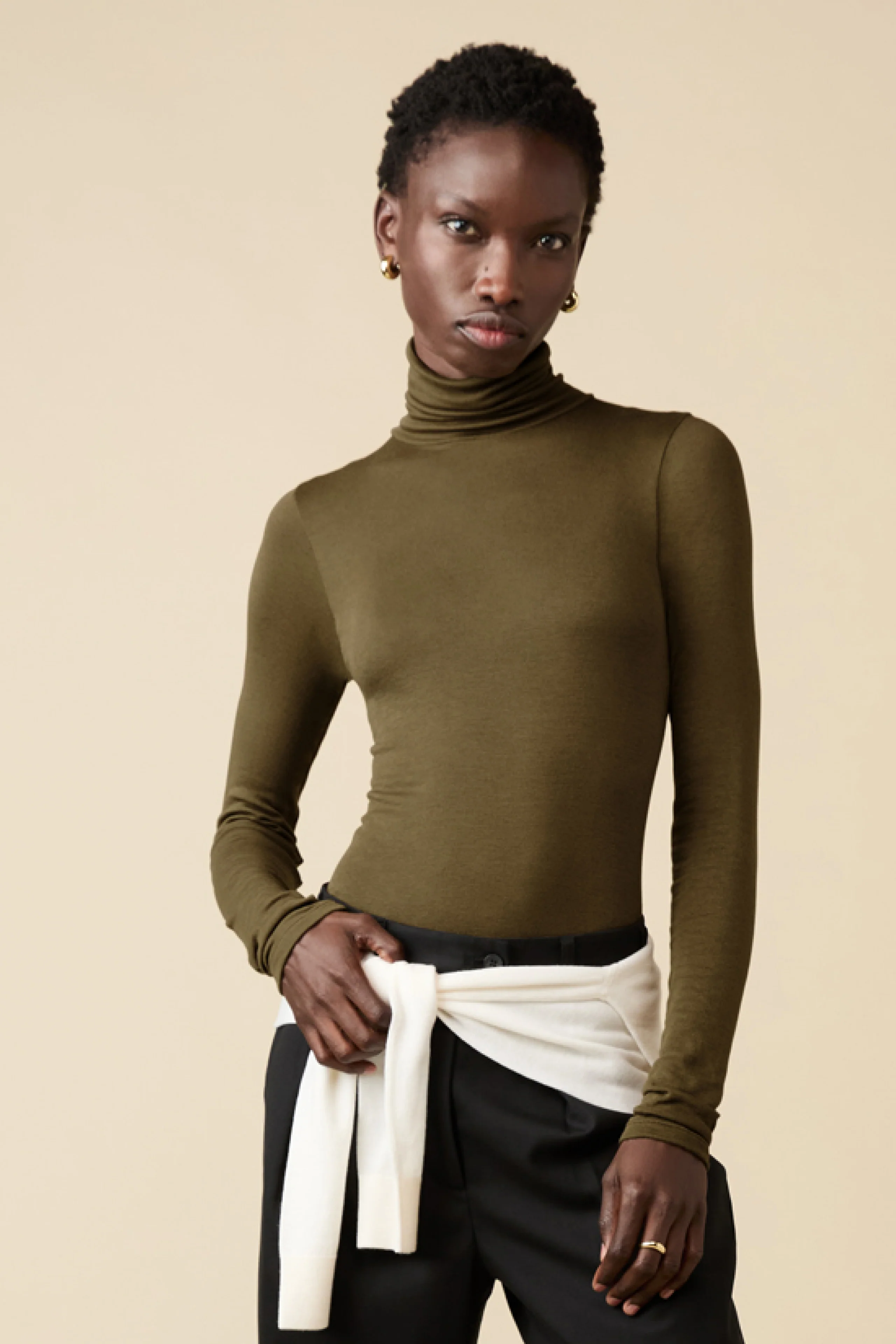 The Cashmere Turtleneck in Olive - Image 6