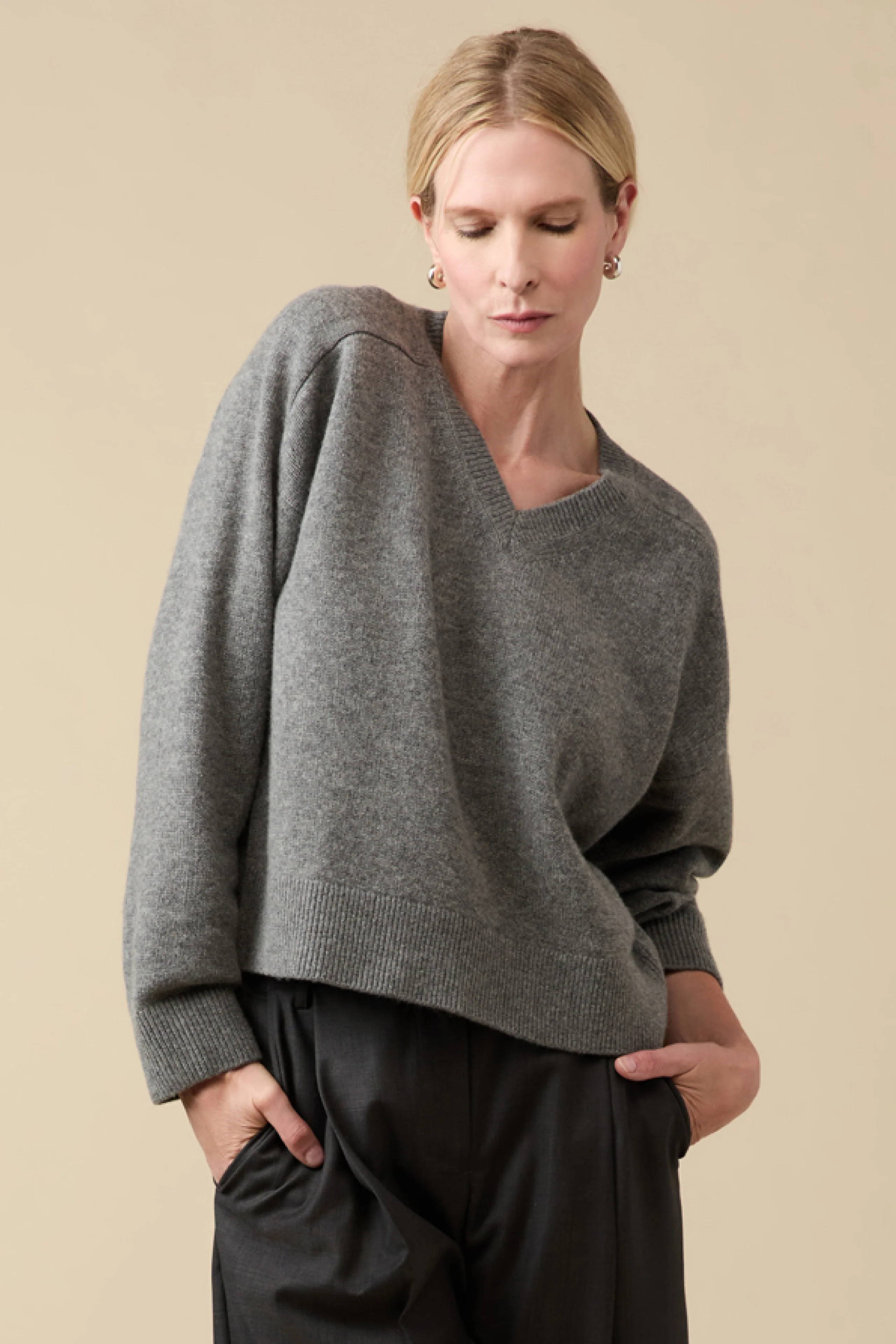 The Cashmere V-Neck in Heather Grey - Image 3