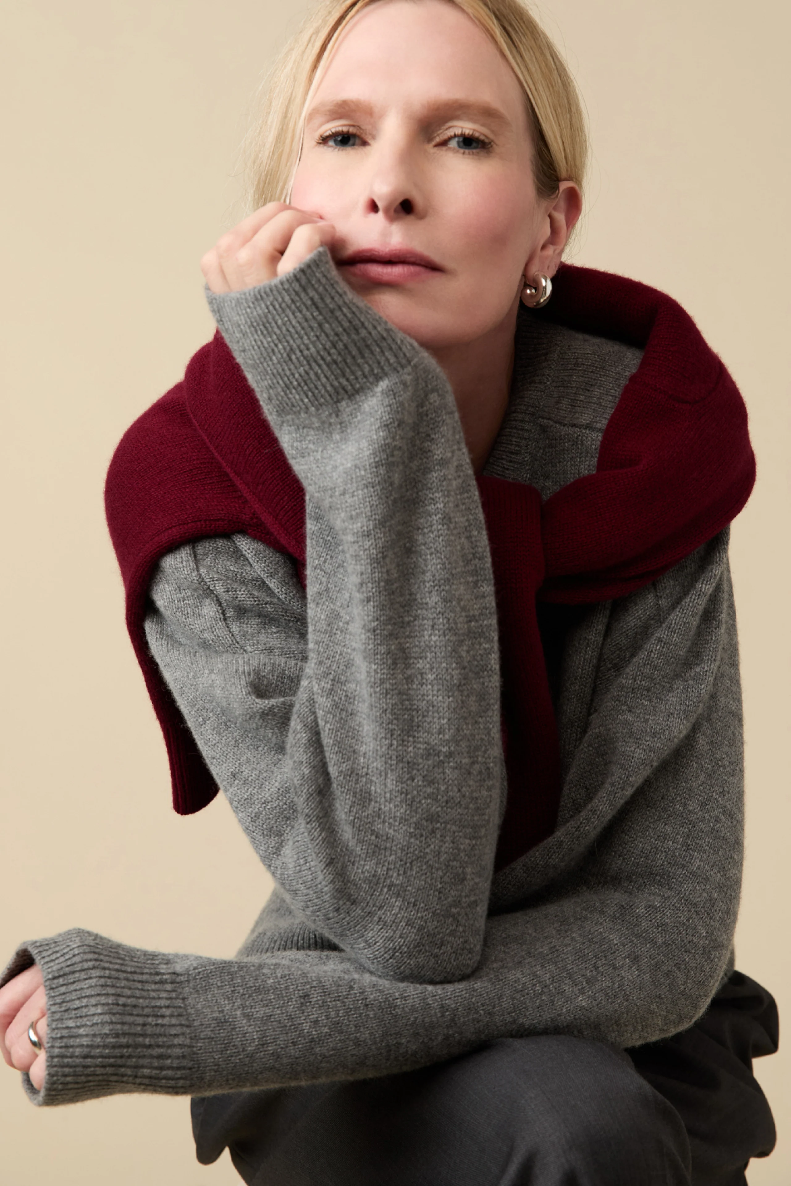 The Cashmere V-Neck in Heather Grey - Image 4