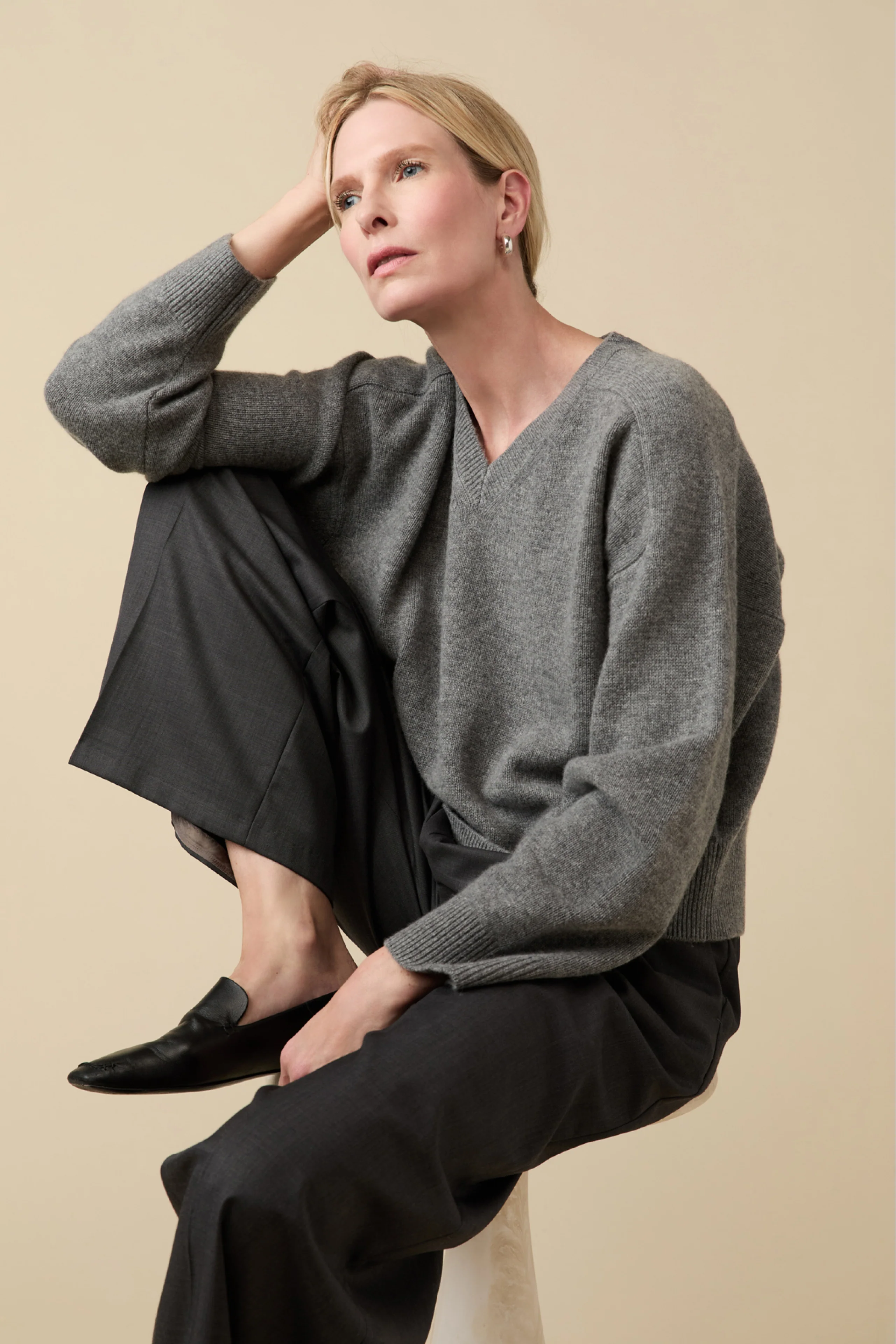 The Cashmere V-Neck in Heather Grey - Image 5