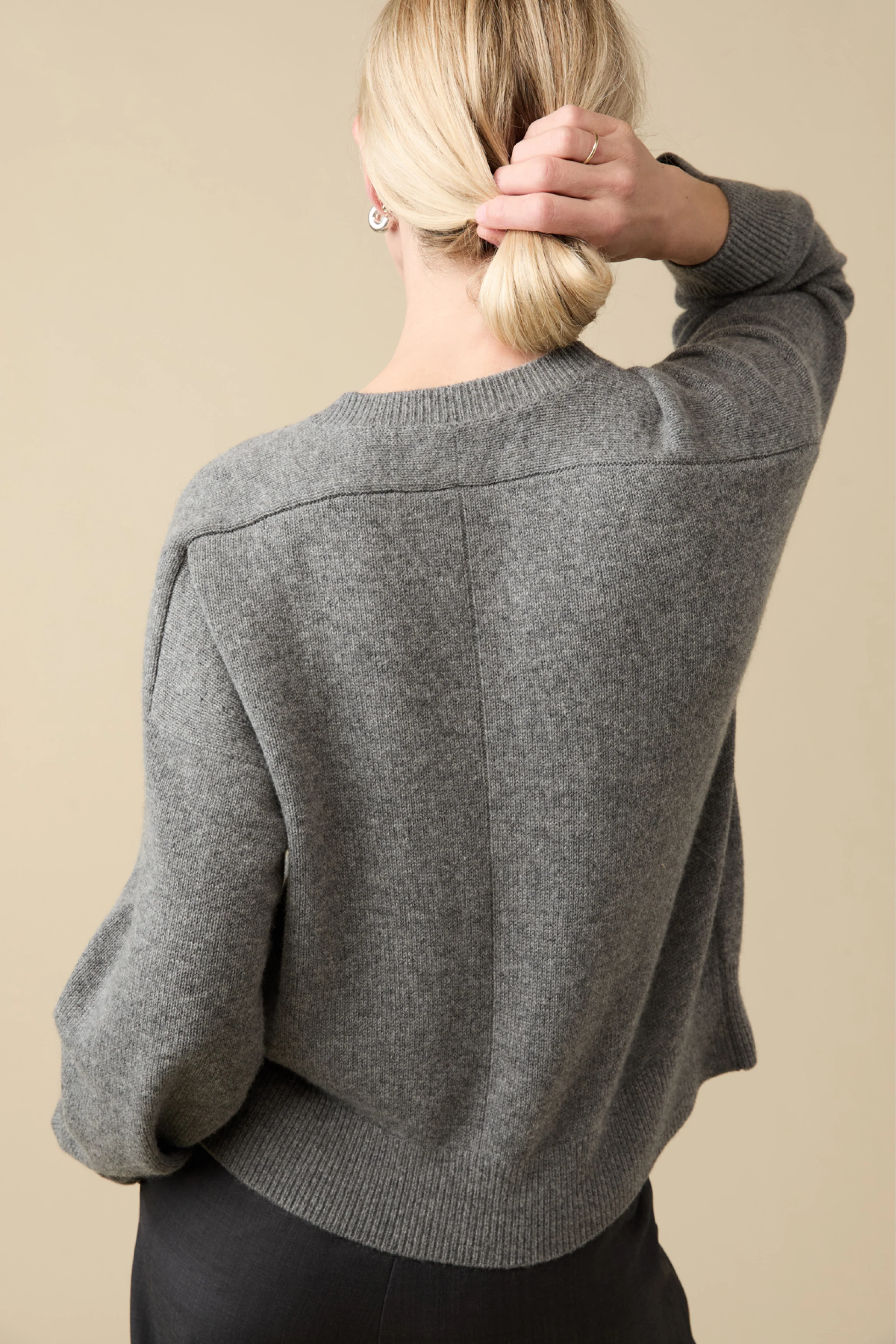 The Cashmere V-Neck in Heather Grey - Image 6