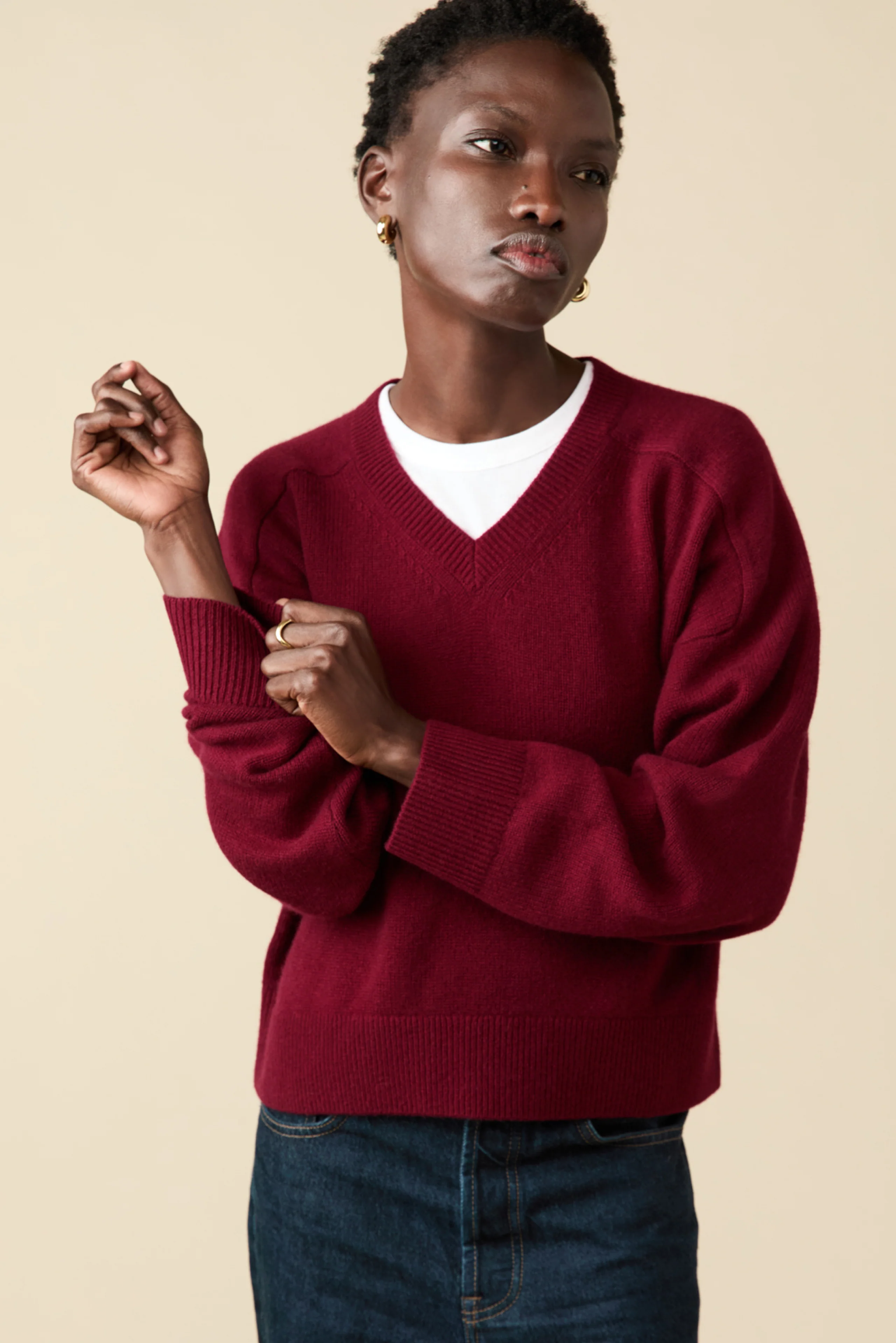 The Cashmere V-Neck in Wine - Image 4