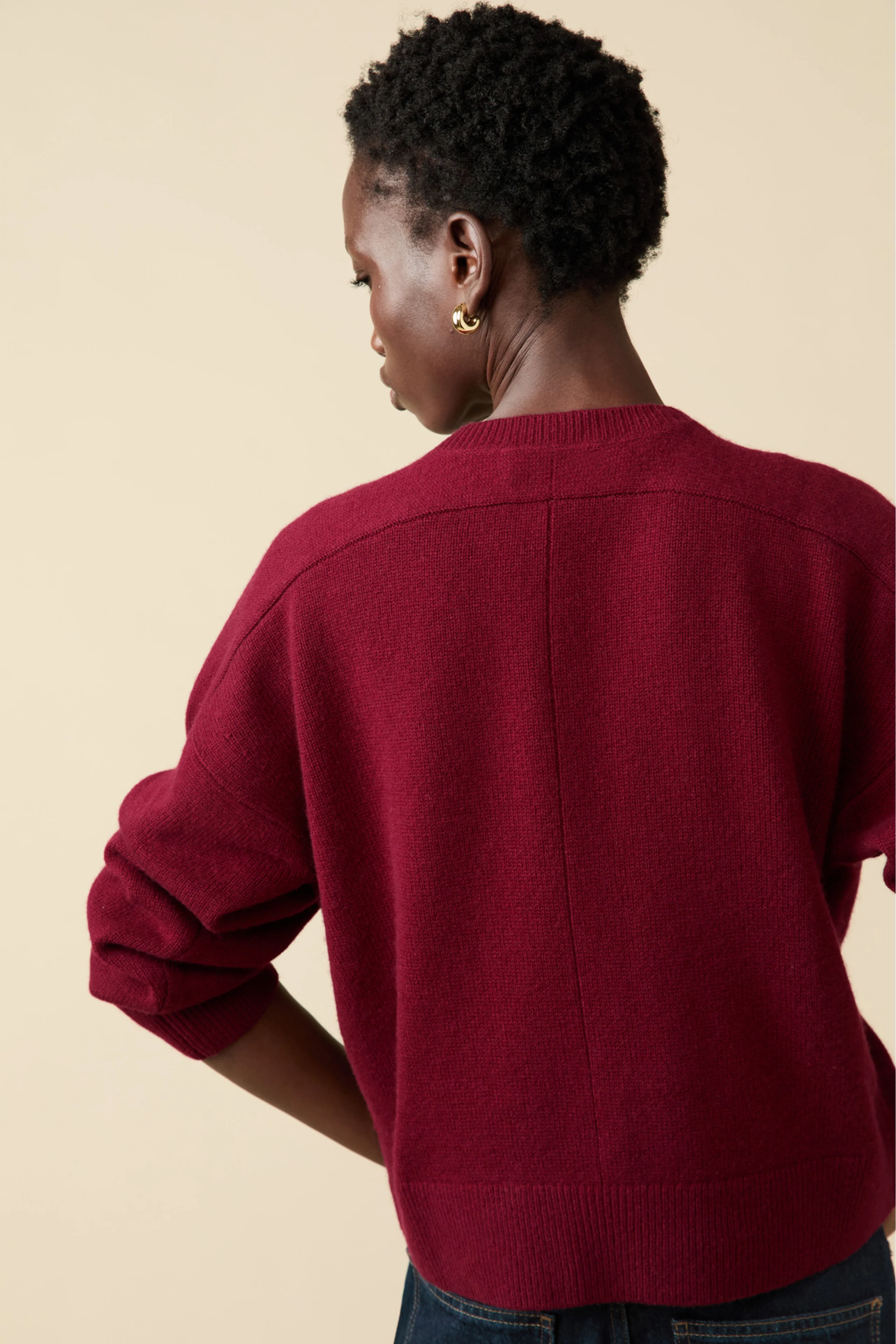 The Cashmere V-Neck in Wine - Image 5