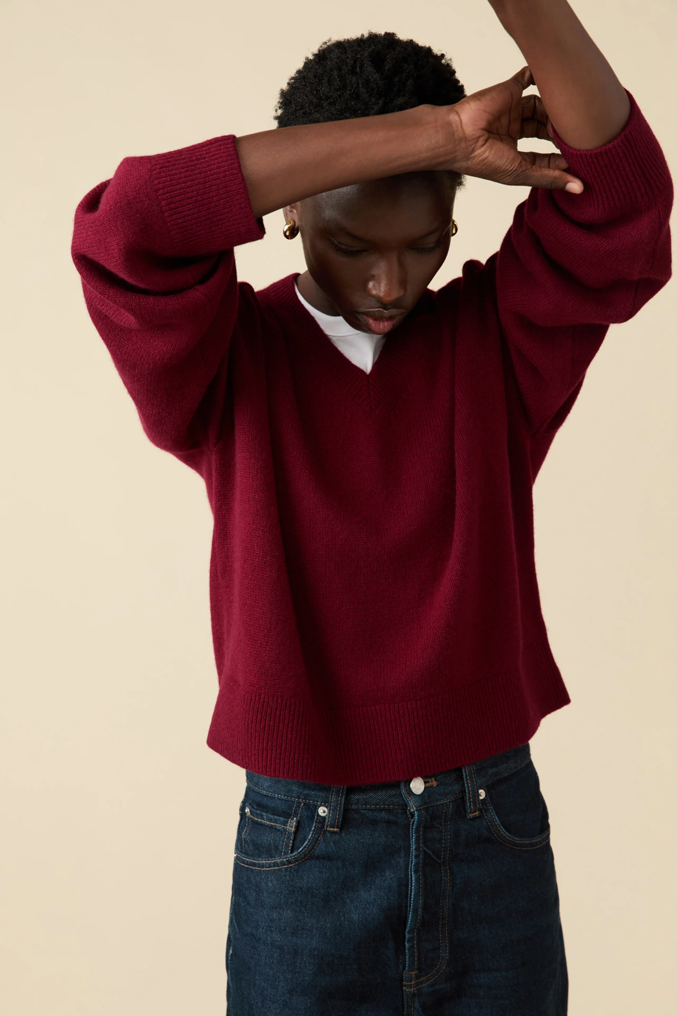 The Cashmere V-Neck in Wine - Image 6