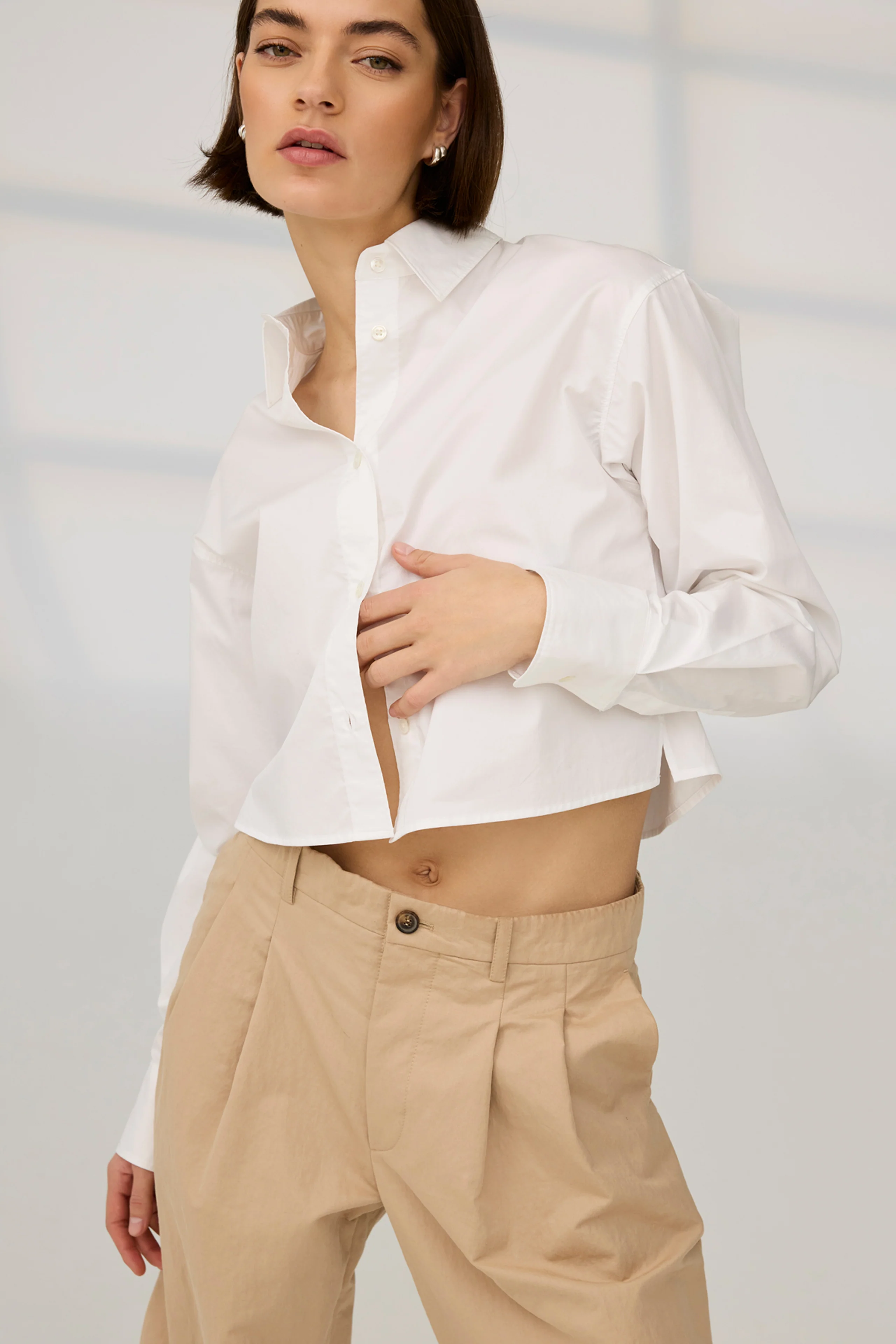 The Cropped Everything Shirt in White - Image 4