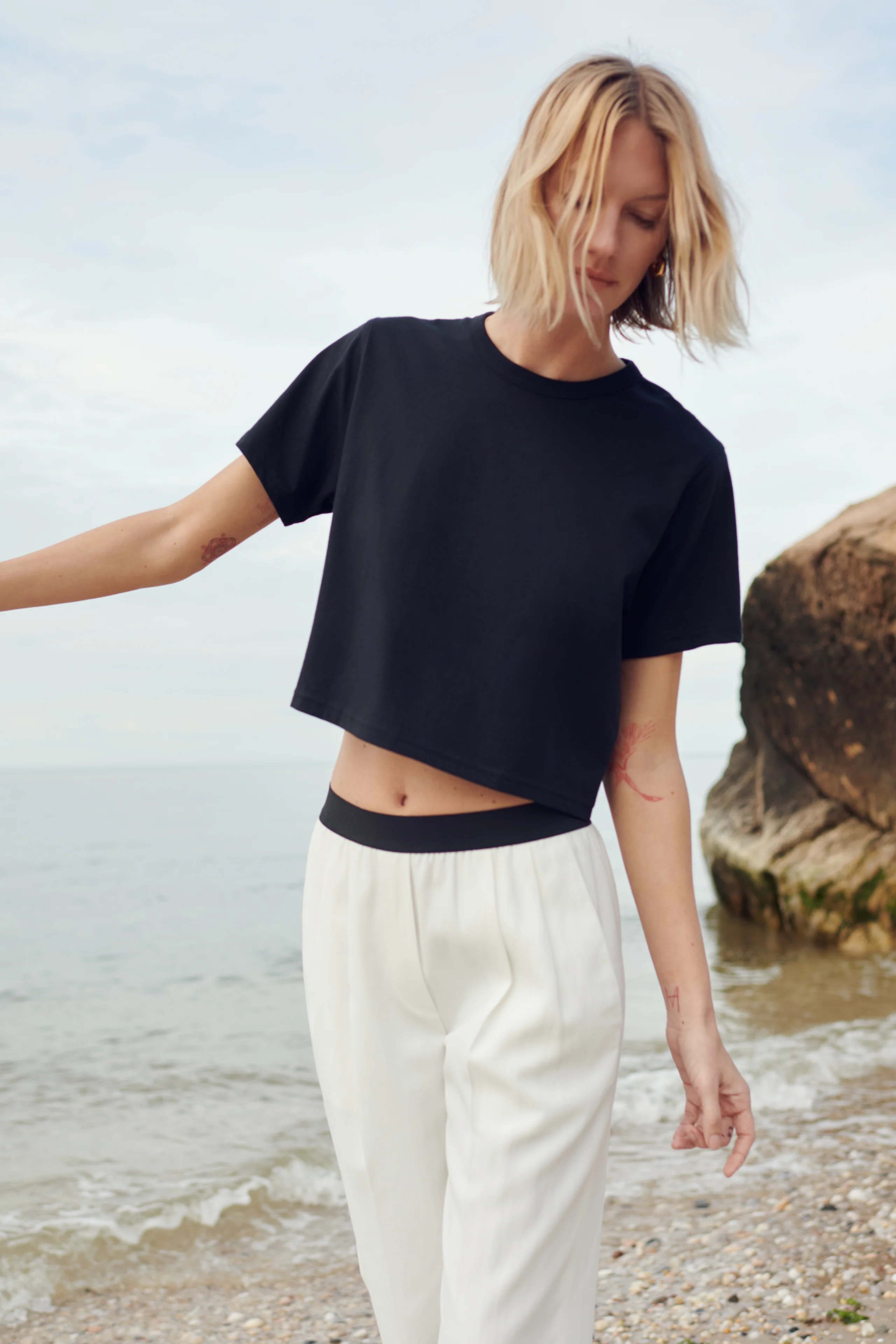 The Cropped Perfect Tee In Black - Image 4