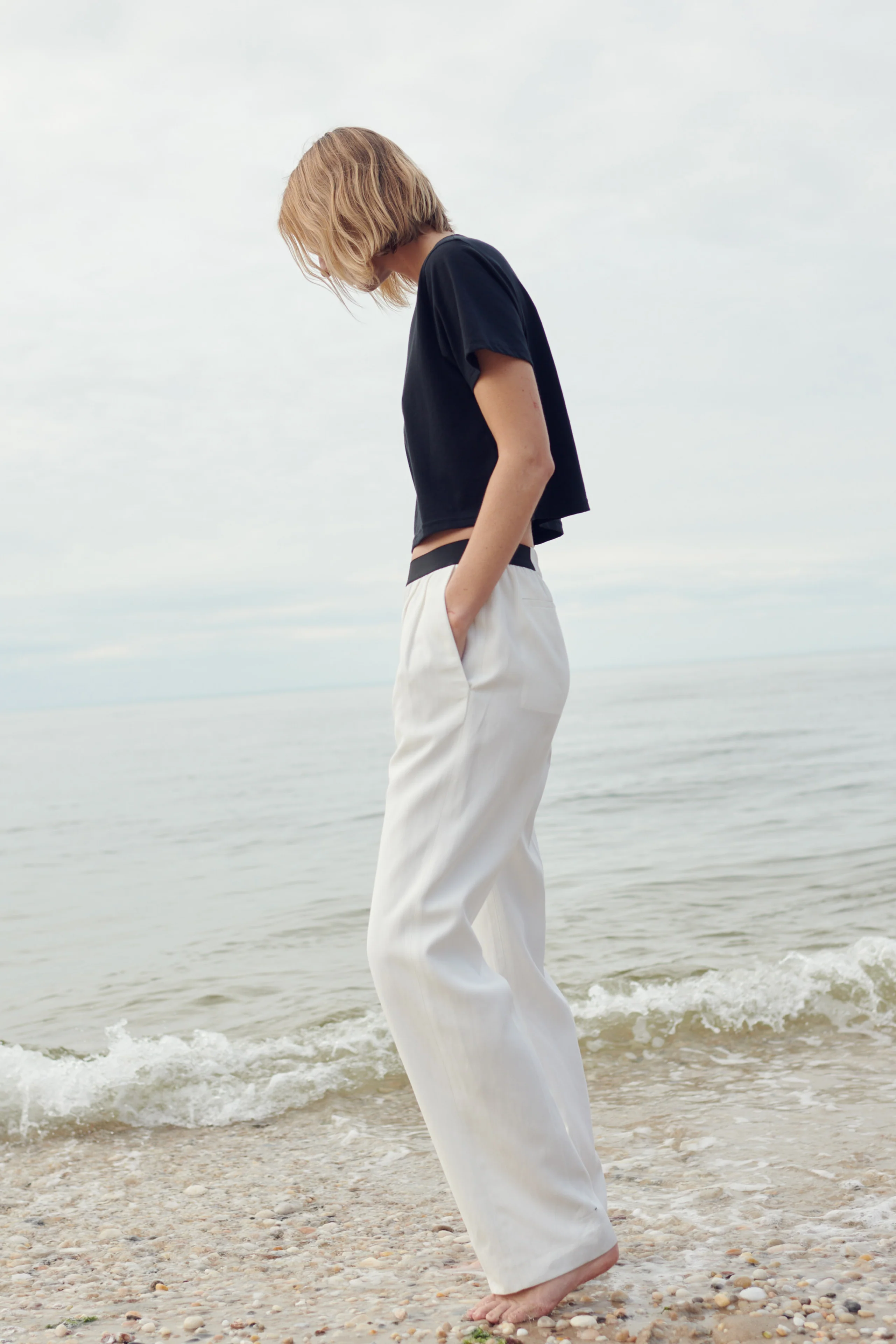 The Cropped Perfect Tee In Black - Image 5
