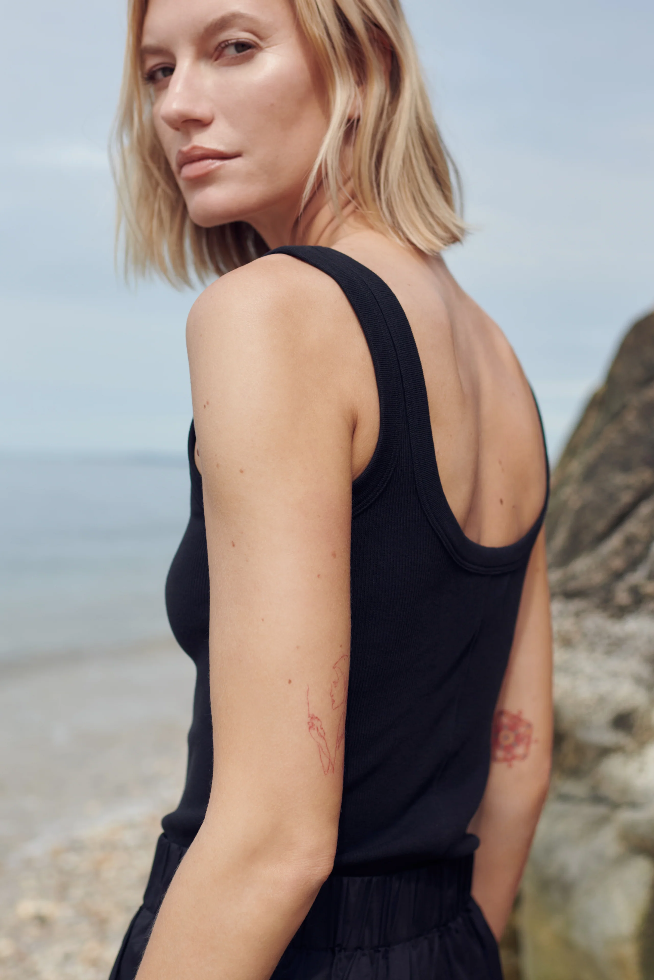The Scoop It Up Tank in Black - Image 5